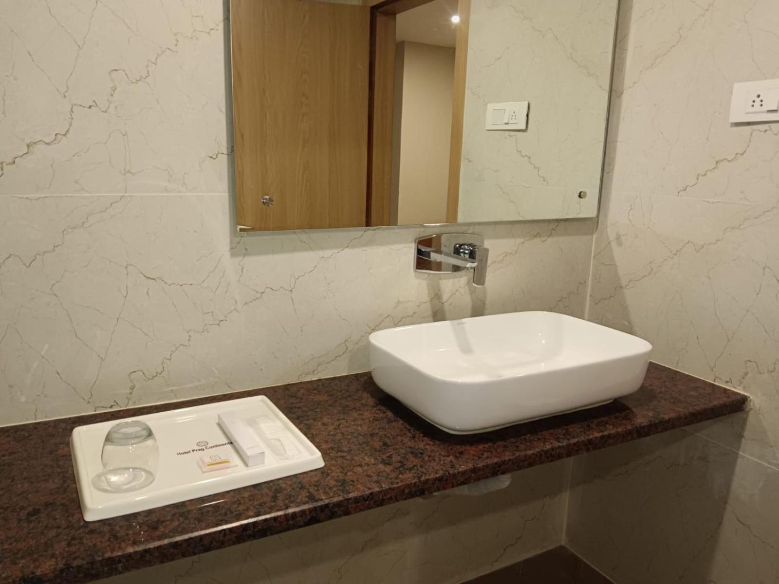 Hotel Prag Continental グワーハーティー エクステリア 写真